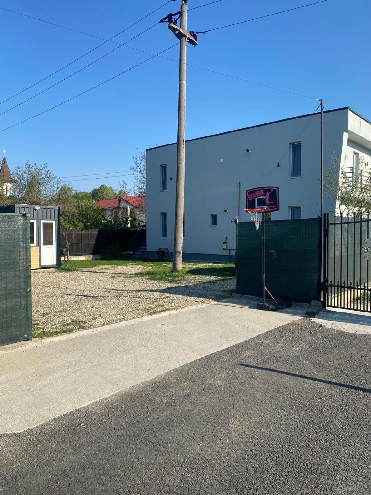 Ttt House Питещ Екстериор снимка